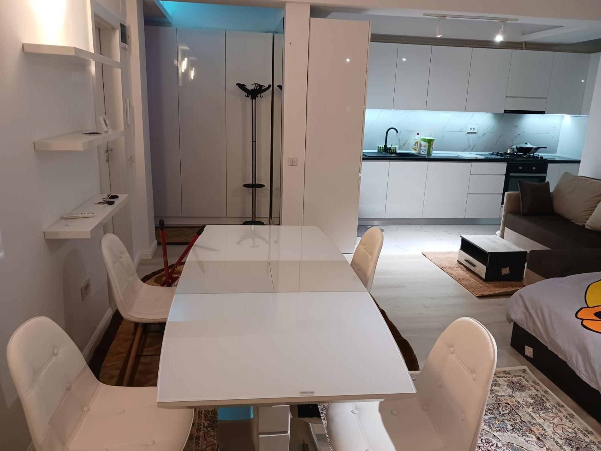 Myky Mouse Nu Primesc Santieristi Si Petrecareti Apartman Bukarest Kültér fotó