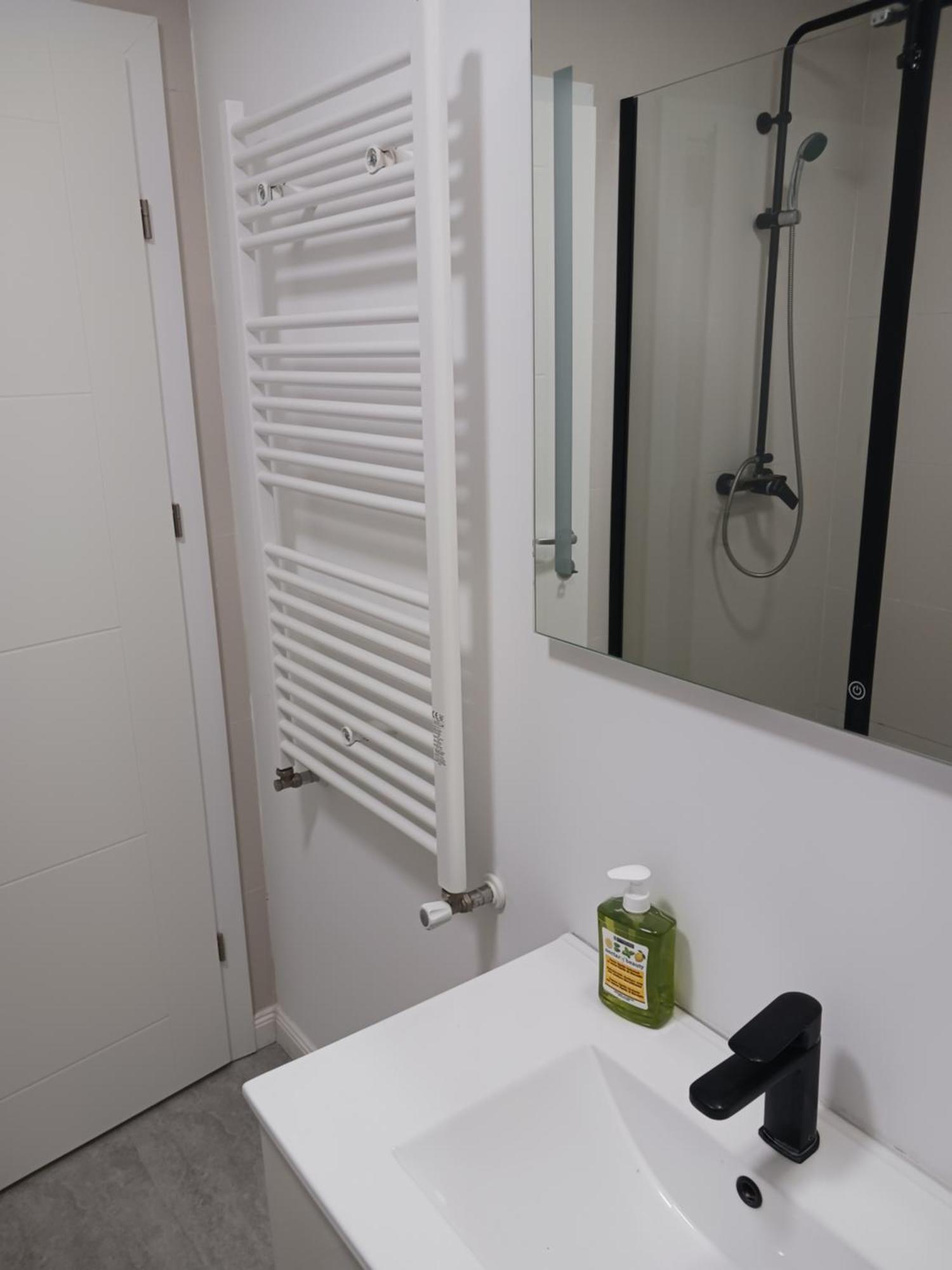 Myky Mouse Nu Primesc Santieristi Si Petrecareti Apartman Bukarest Kültér fotó