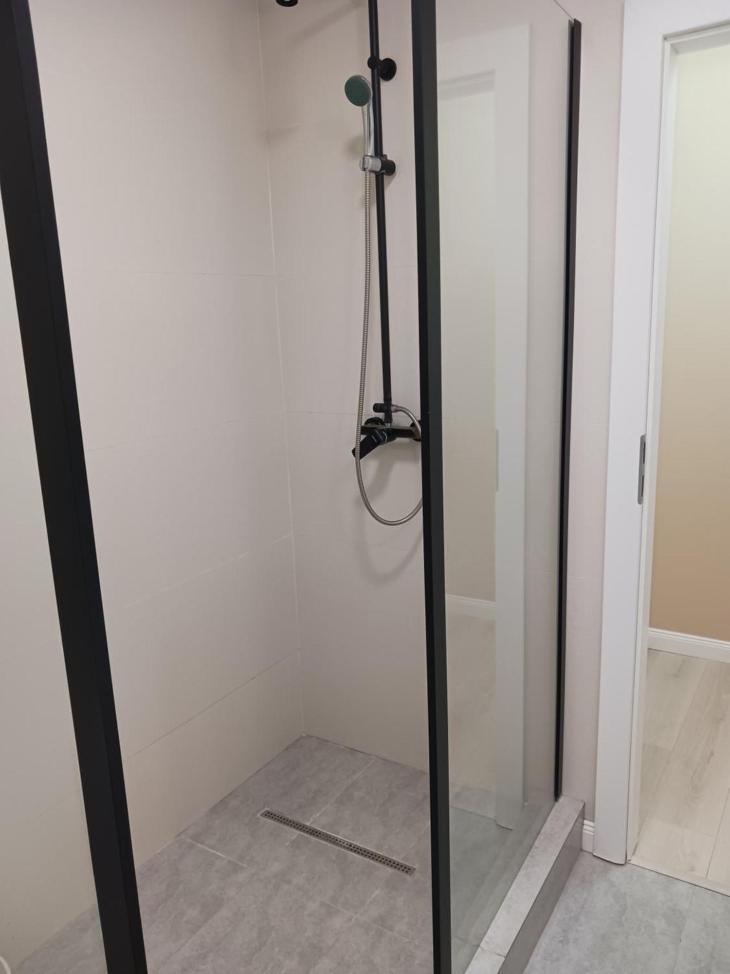 Myky Mouse Nu Primesc Santieristi Si Petrecareti Apartman Bukarest Kültér fotó