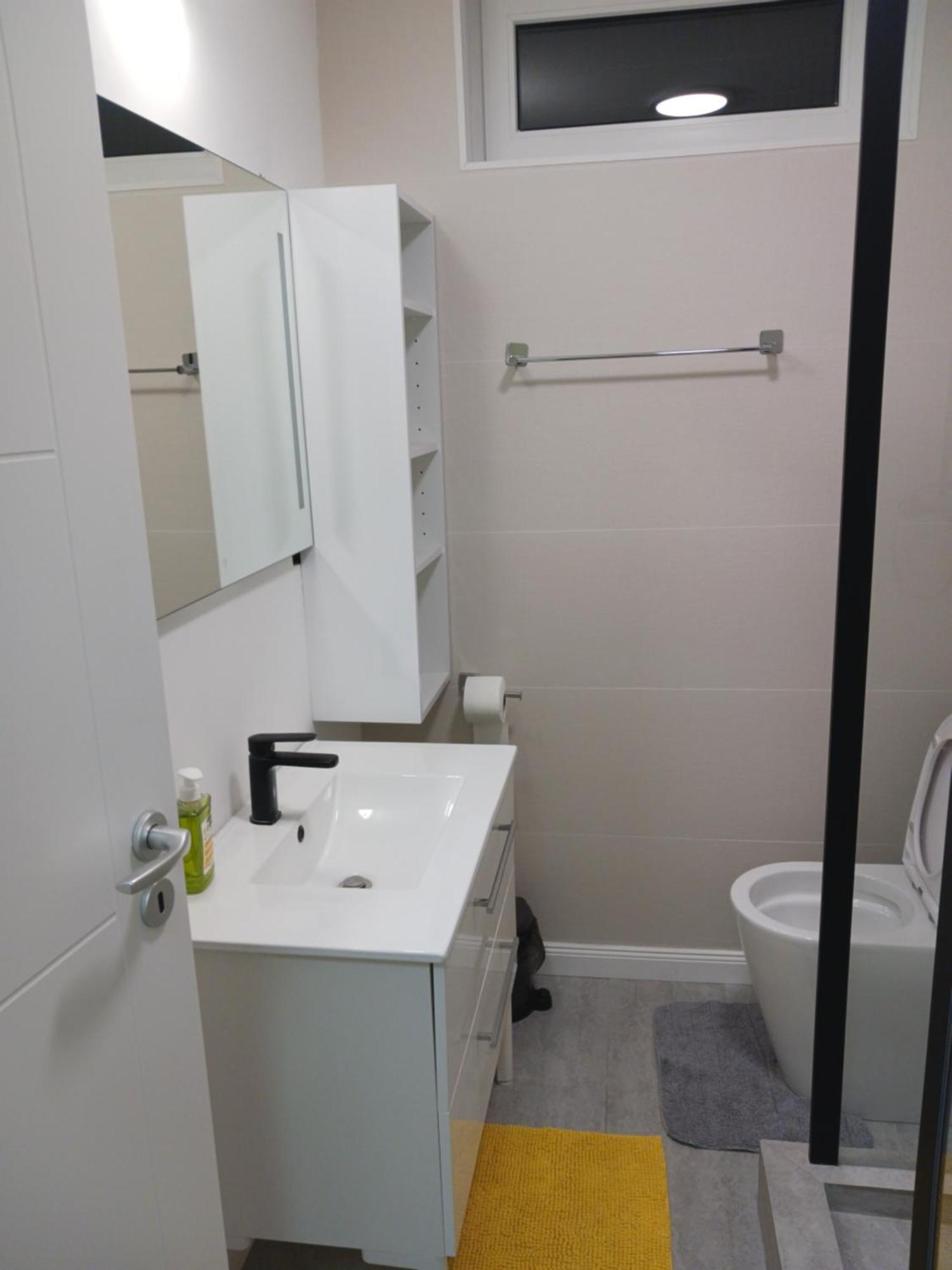 Myky Mouse Nu Primesc Santieristi Si Petrecareti Apartman Bukarest Kültér fotó